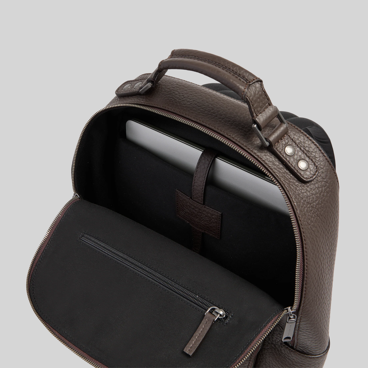 Zaino LIBUTTI Manfredi in pelle martellata marrone con scomparto interno per laptop e chiusura a zip
