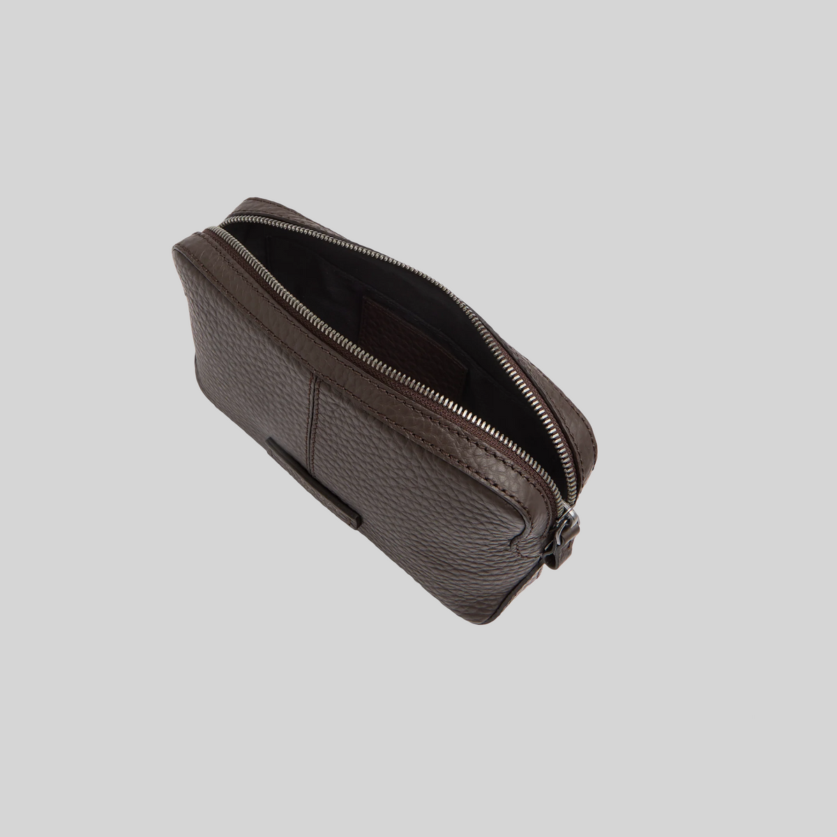 Pochette da polso LIBUTTI in pelle marrone martellata con chiusura a zip, design compatto ed elegante