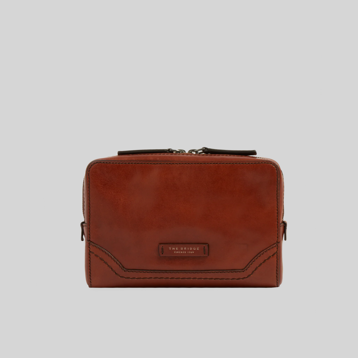 Pochette da uomo LIBUTTI in pelle marrone con chiusura a zip e logo frontale impresso