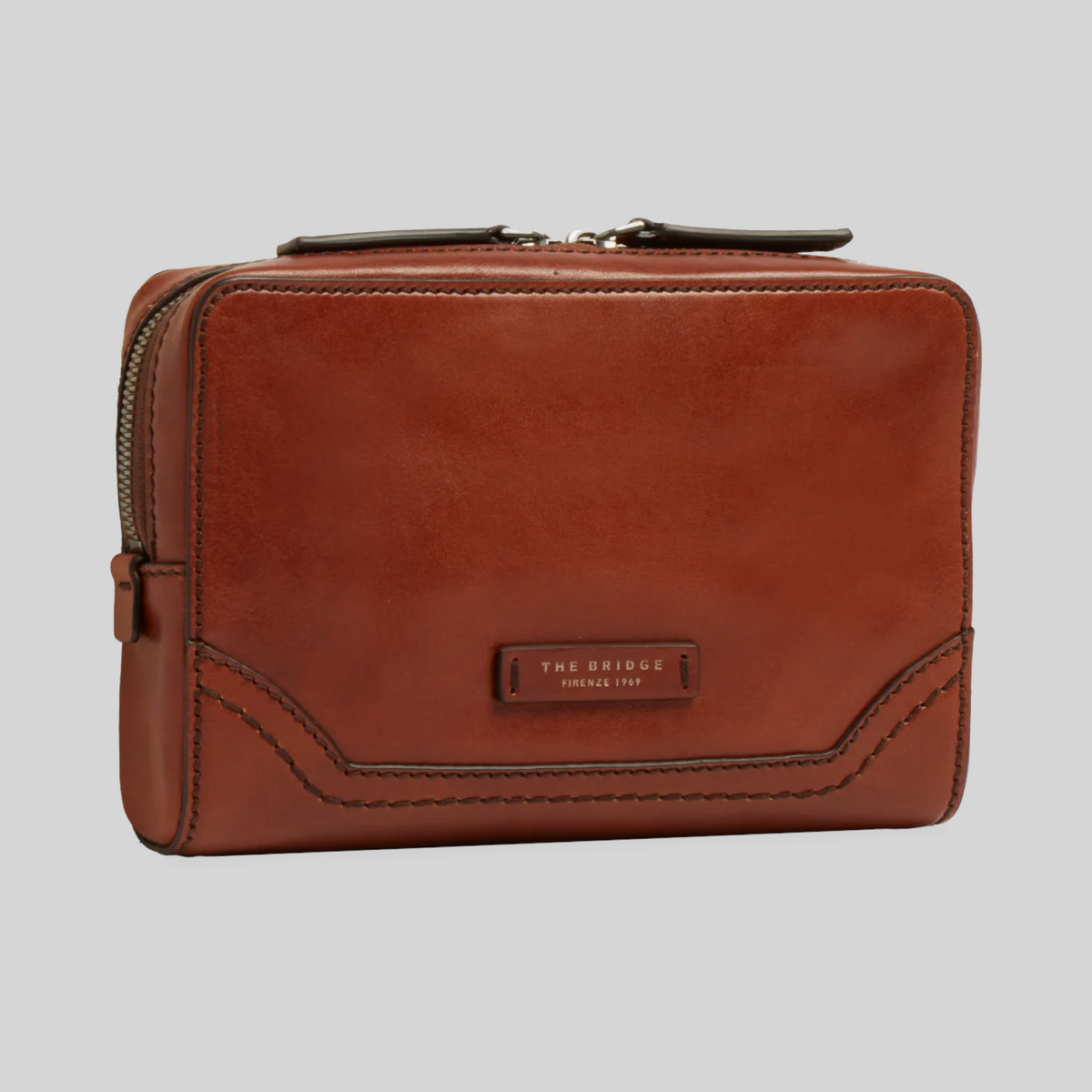 Pochette uomo LIBUTTI in pelle marrone con chiusura a zip e logo impresso