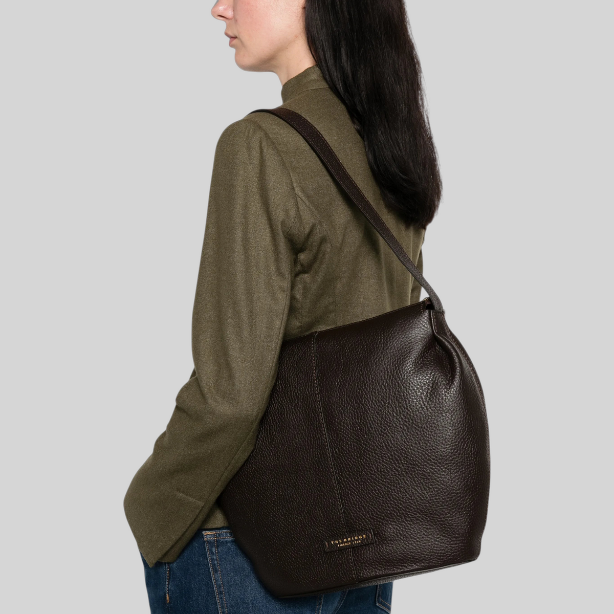 Borsa a spalla LIBUTTI modello HOBO in pelle martellata marrone scuro indossata da una modella