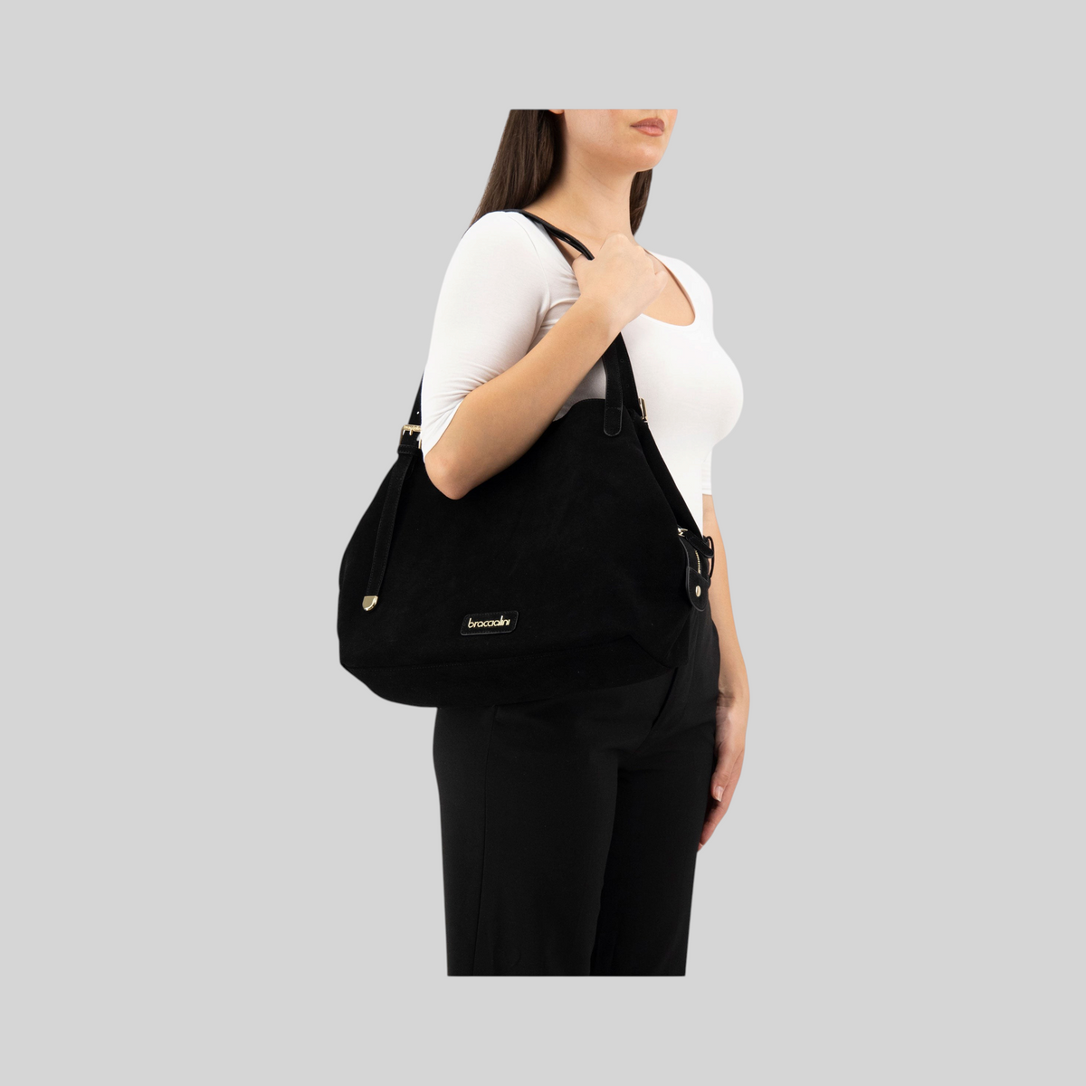 Borsa a spalla LIBUTTI Braccialini Sara in pelle scamosciata nera indossata da una modella