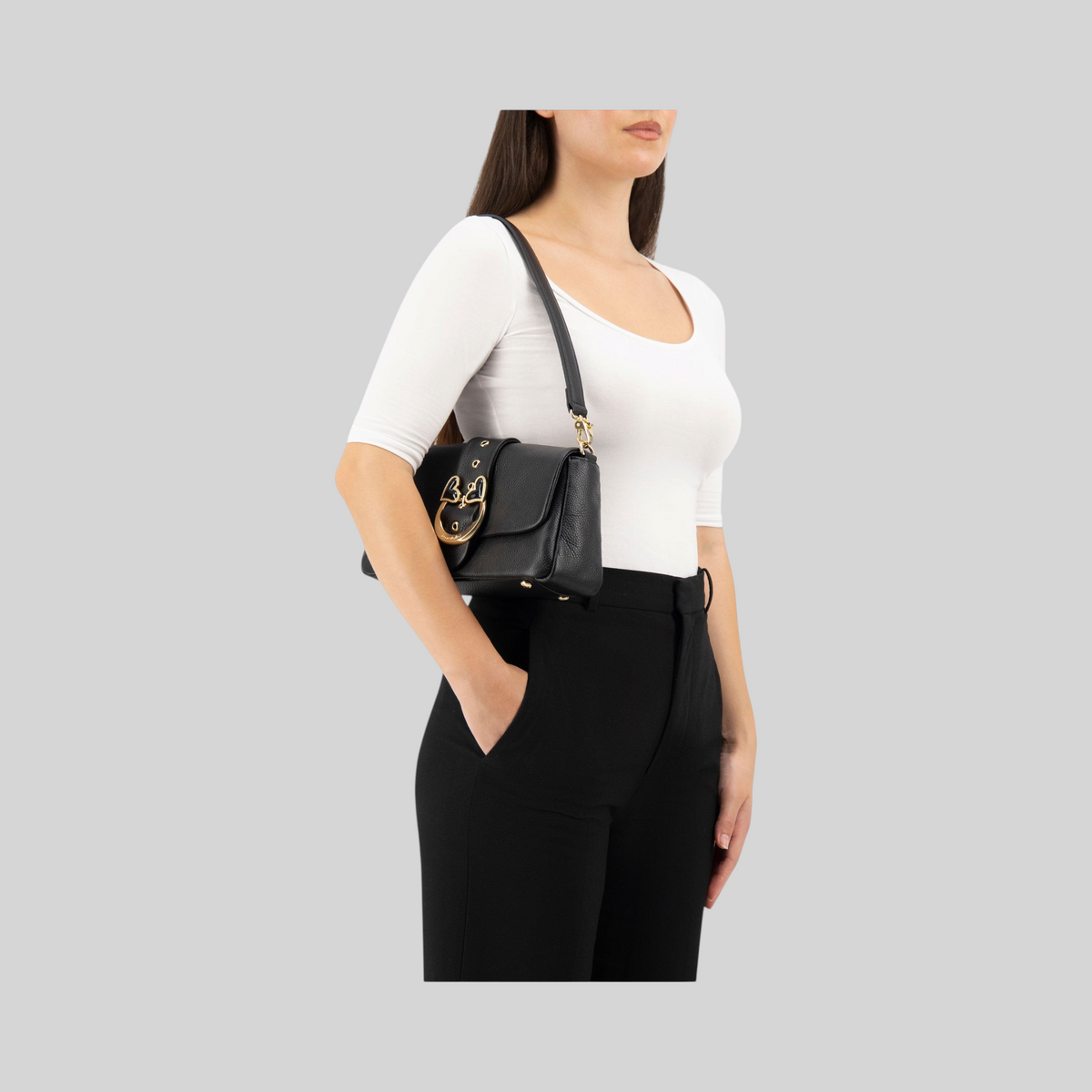 Borsa a spalla LIBUTTI Braccialini Baroque in pelle nera con fibbia gioiello e tracolla regolabile indossata