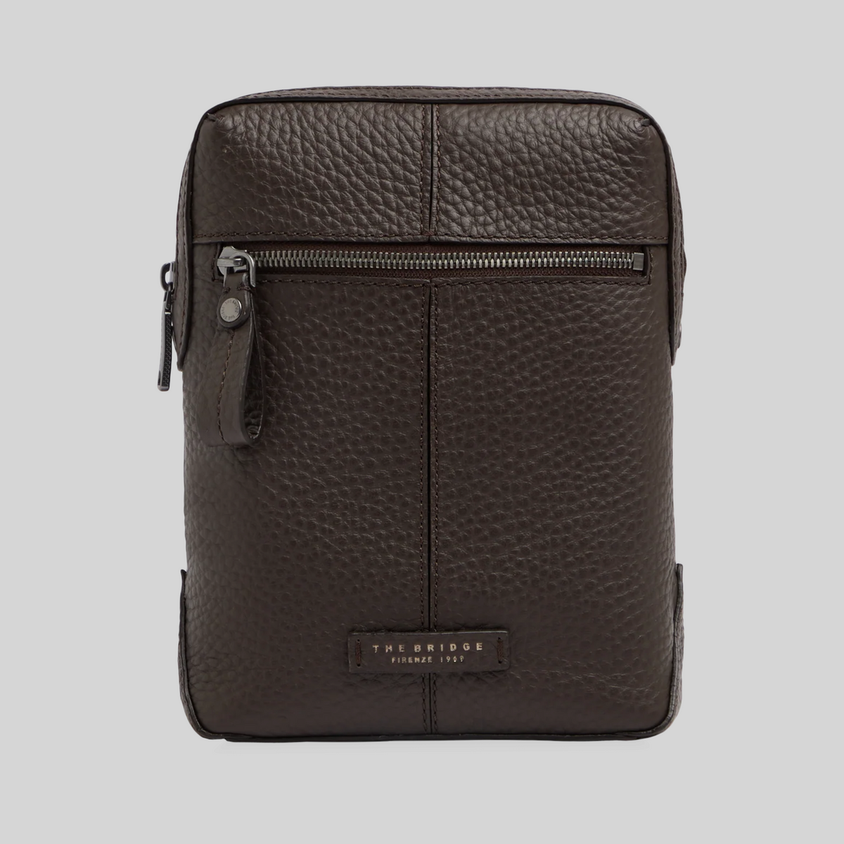 Borsello uomo LIBUTTI in pelle martellata marrone scuro con tasca frontale con zip e design elegante