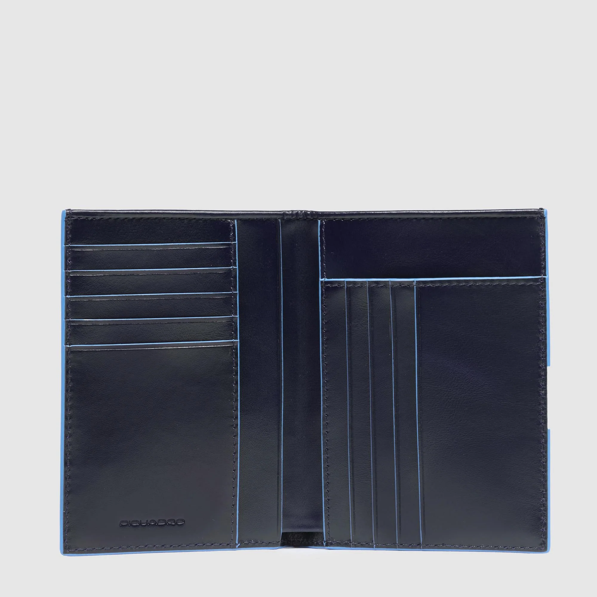 Portafoglio uomo verticale Piquadro in pelle nera con 9 slot per carte di credito, design sottile e compatto con finiture minimal e logo laterale.