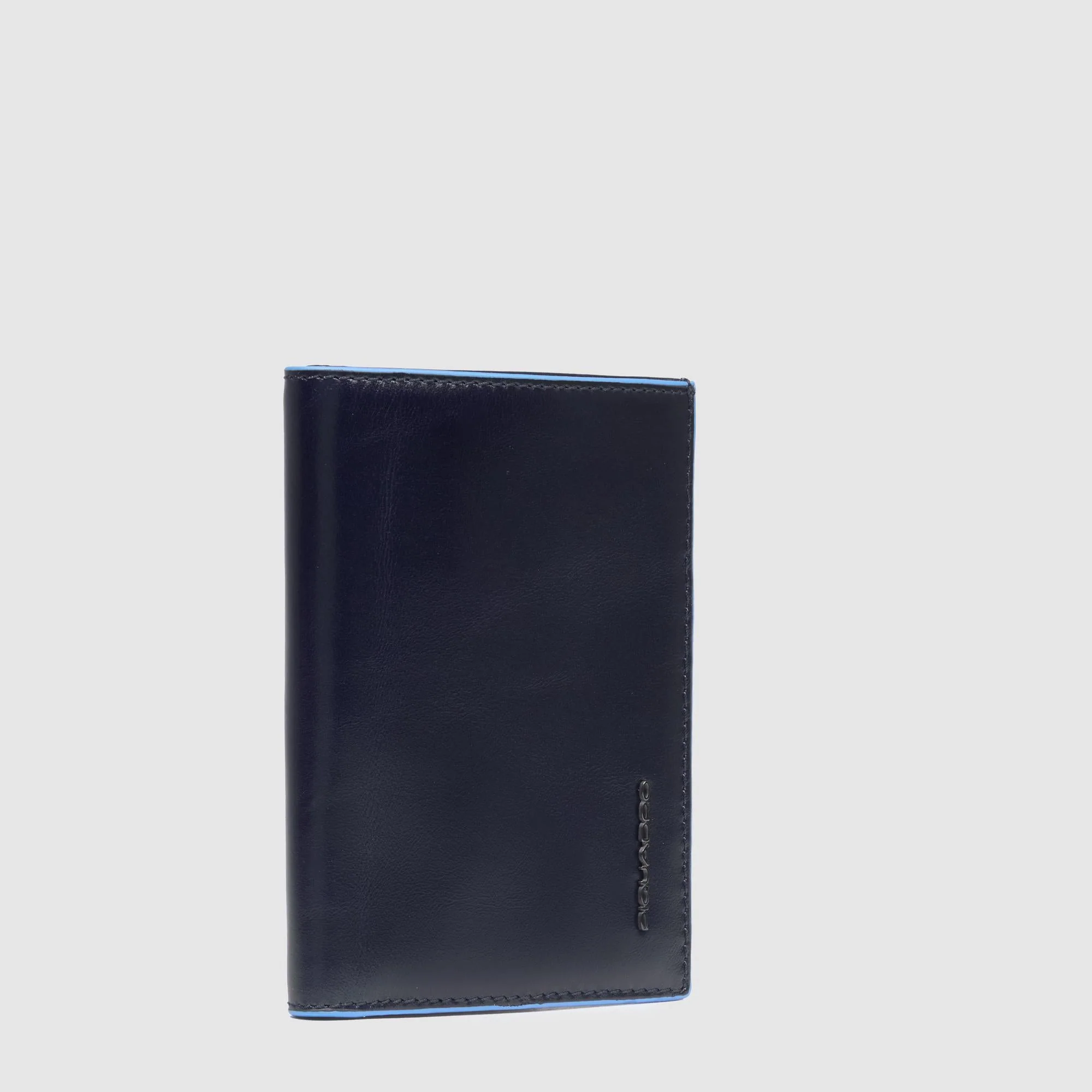 Portafoglio uomo verticale Piquadro in pelle nera con 9 slot per carte di credito, design sottile e compatto con finiture minimal e logo laterale.