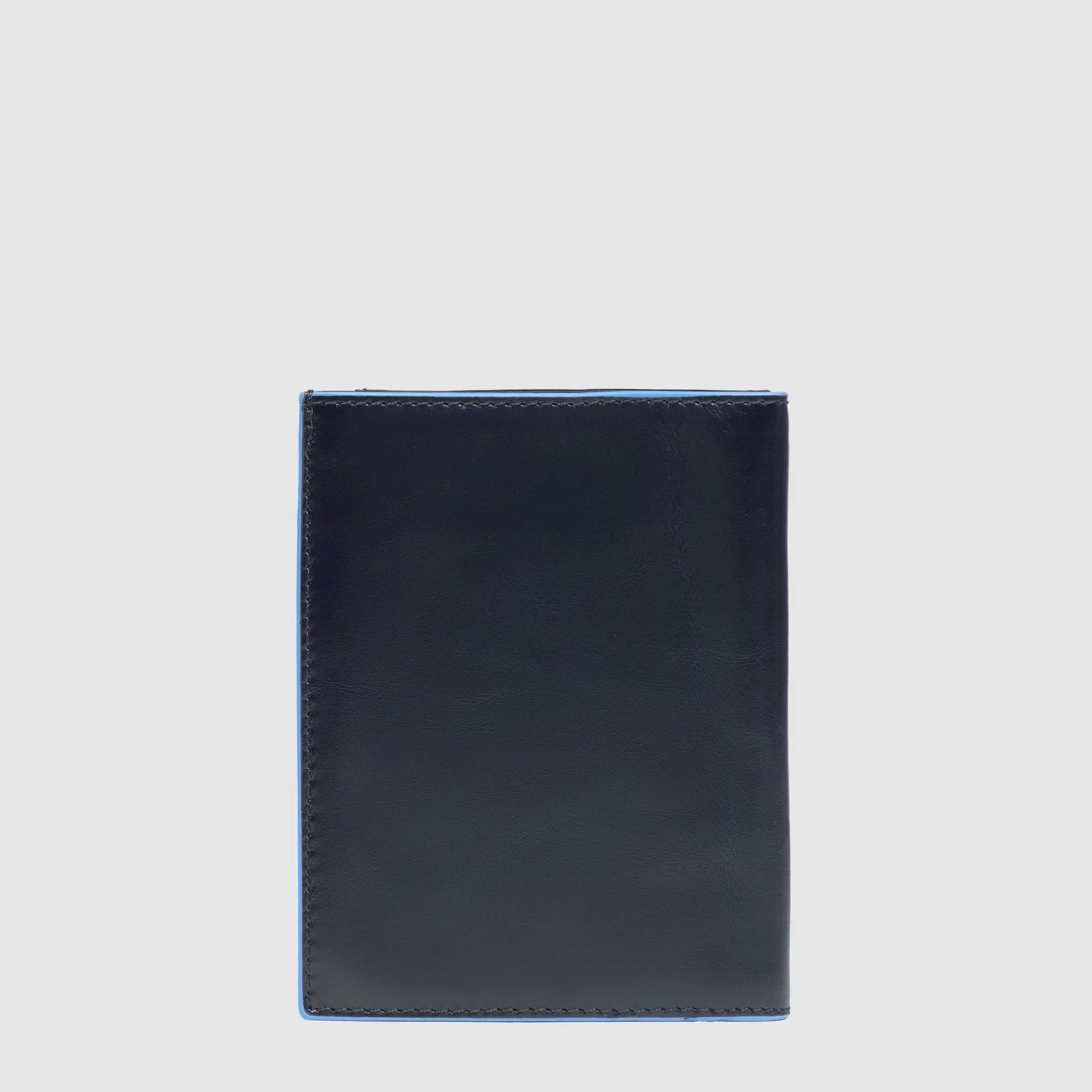 Portafoglio uomo verticale Piquadro in pelle nera con 9 slot per carte di credito, design sottile e compatto con finiture minimal e logo laterale.