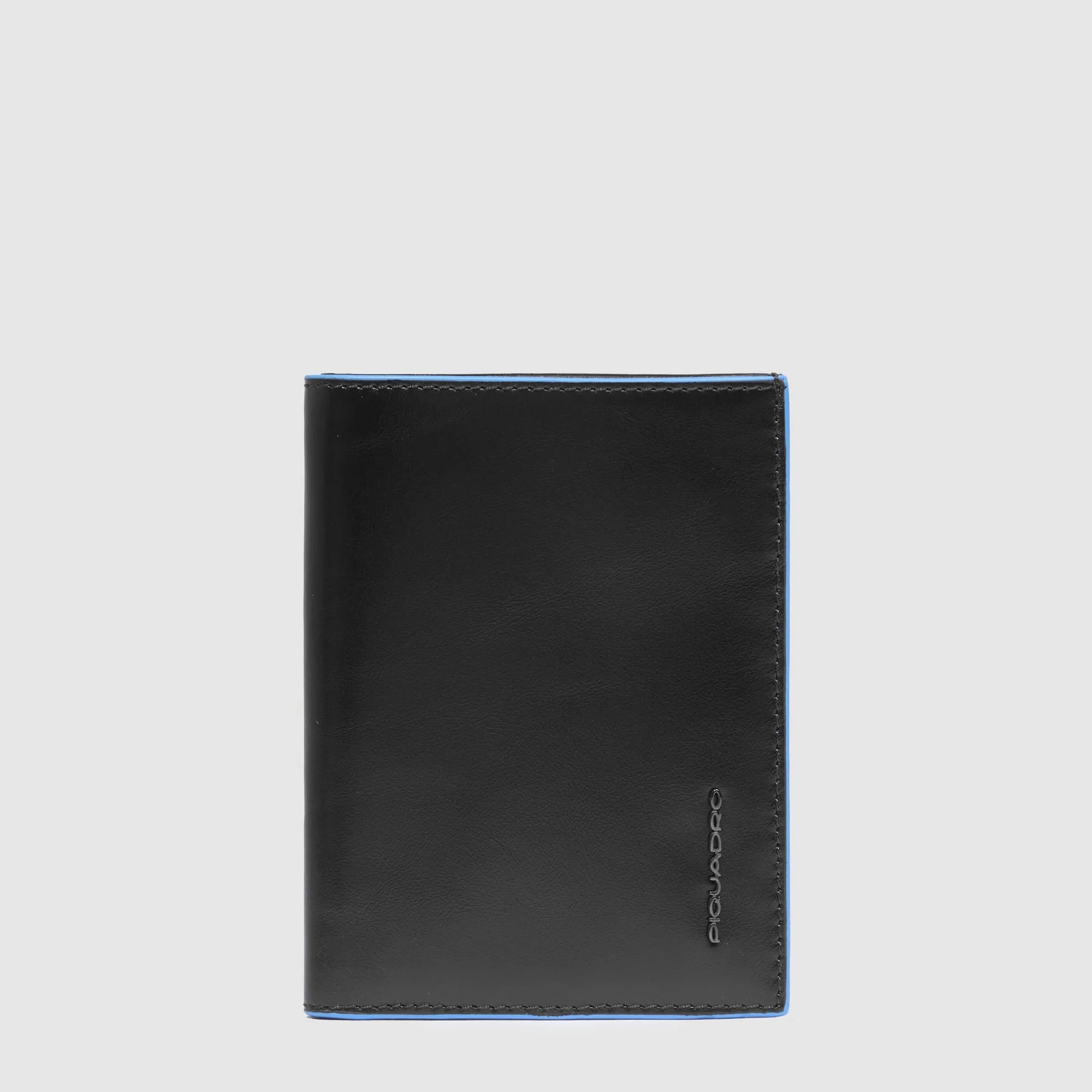 Portafoglio uomo verticale Piquadro in pelle nera con 9 slot per carte di credito, design sottile e compatto con finiture minimal e logo laterale.
