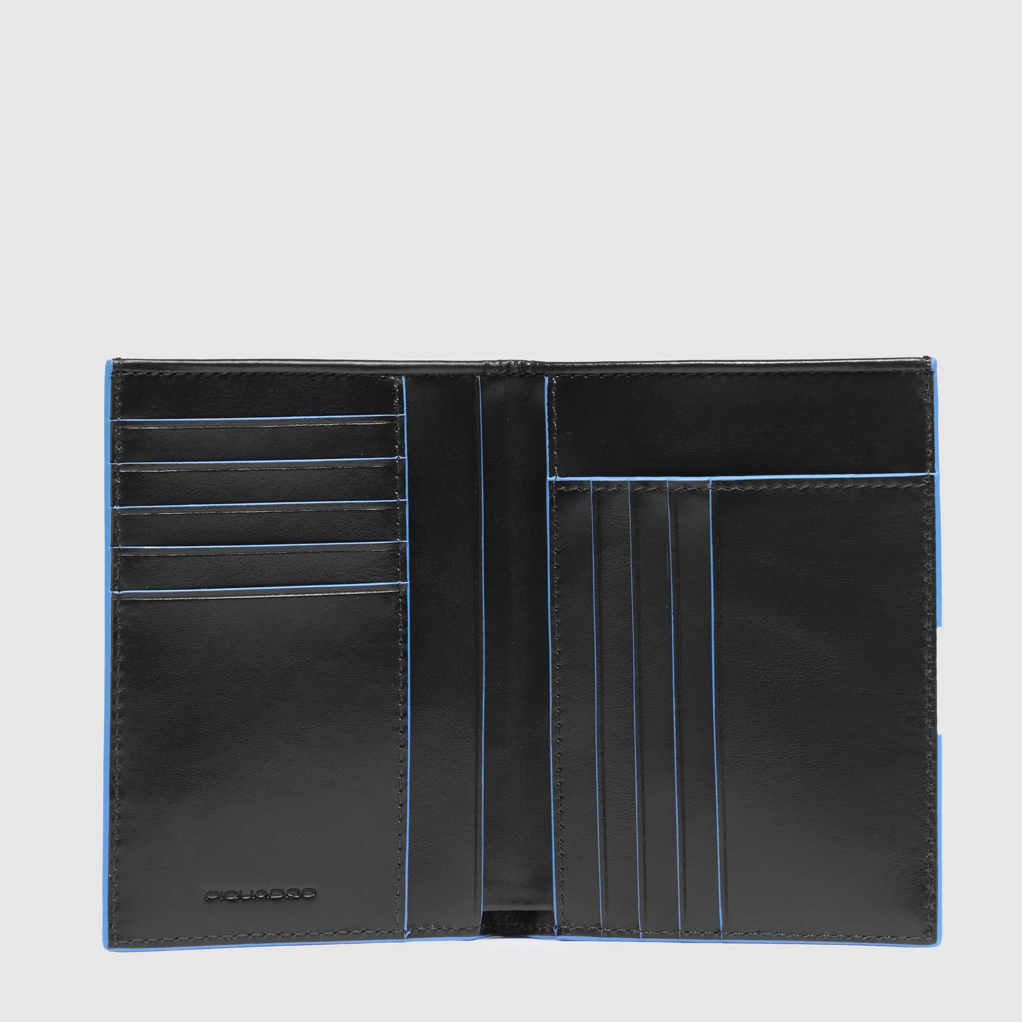 Portafoglio uomo verticale Piquadro in pelle nera con 9 slot per carte di credito, design sottile e compatto con finiture minimal e logo laterale.