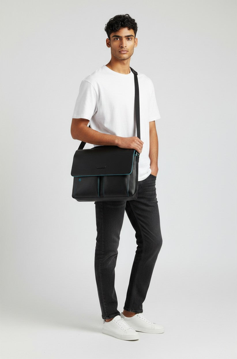 Modello indossa borsa messenger LIBUTTI in pelle nera con dettagli azzurri, ideale per ufficio e tempo libero.