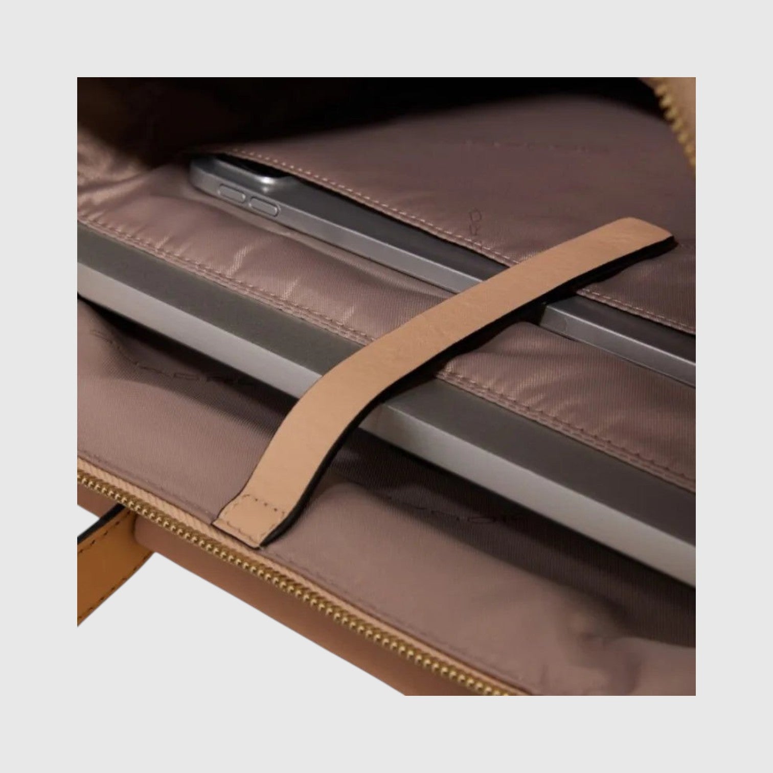 Interno della borsa professionale LIBUTTI con scomparto imbottito per laptop 14 pollici e tablet in pelle beige