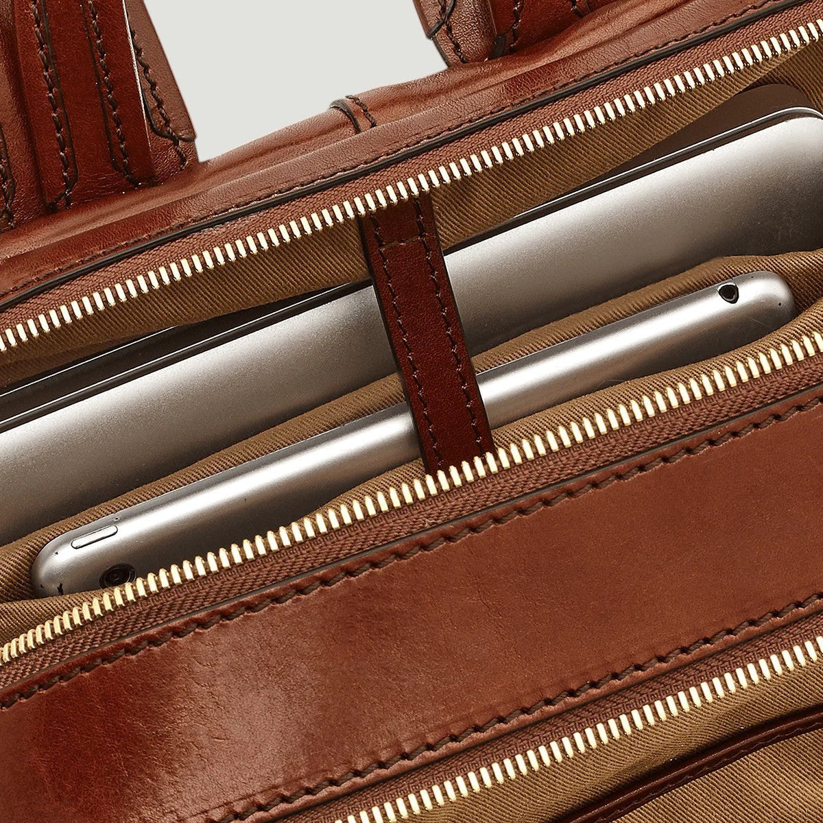 Zaino in pelle marrone The Bridge con scomparto porta PC e cerniere dorate. Design italiano.
