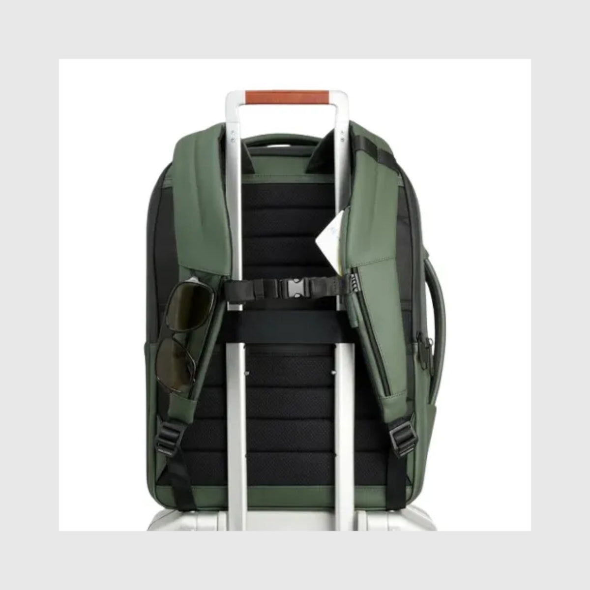 Zaino da viaggio LIBUTTI Piquadro C2OW verde in tessuto gommato impermeabile con passante per trolley e porta occhiali