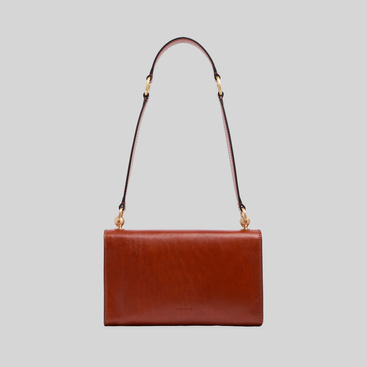Borsa a spalla LIBUTTI in pelle color cuoio con dettagli dorati e tracolla regolabile, design artigianale italiano.