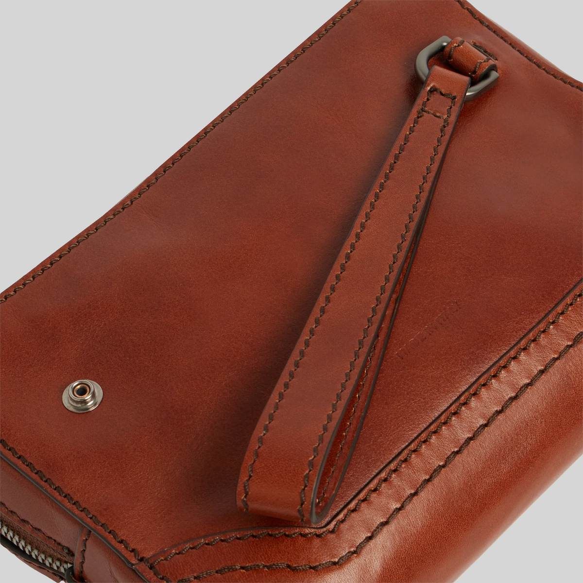Pochette da uomo LIBUTTI in pelle marrone con cinturino da polso e dettagli cuciti a vista