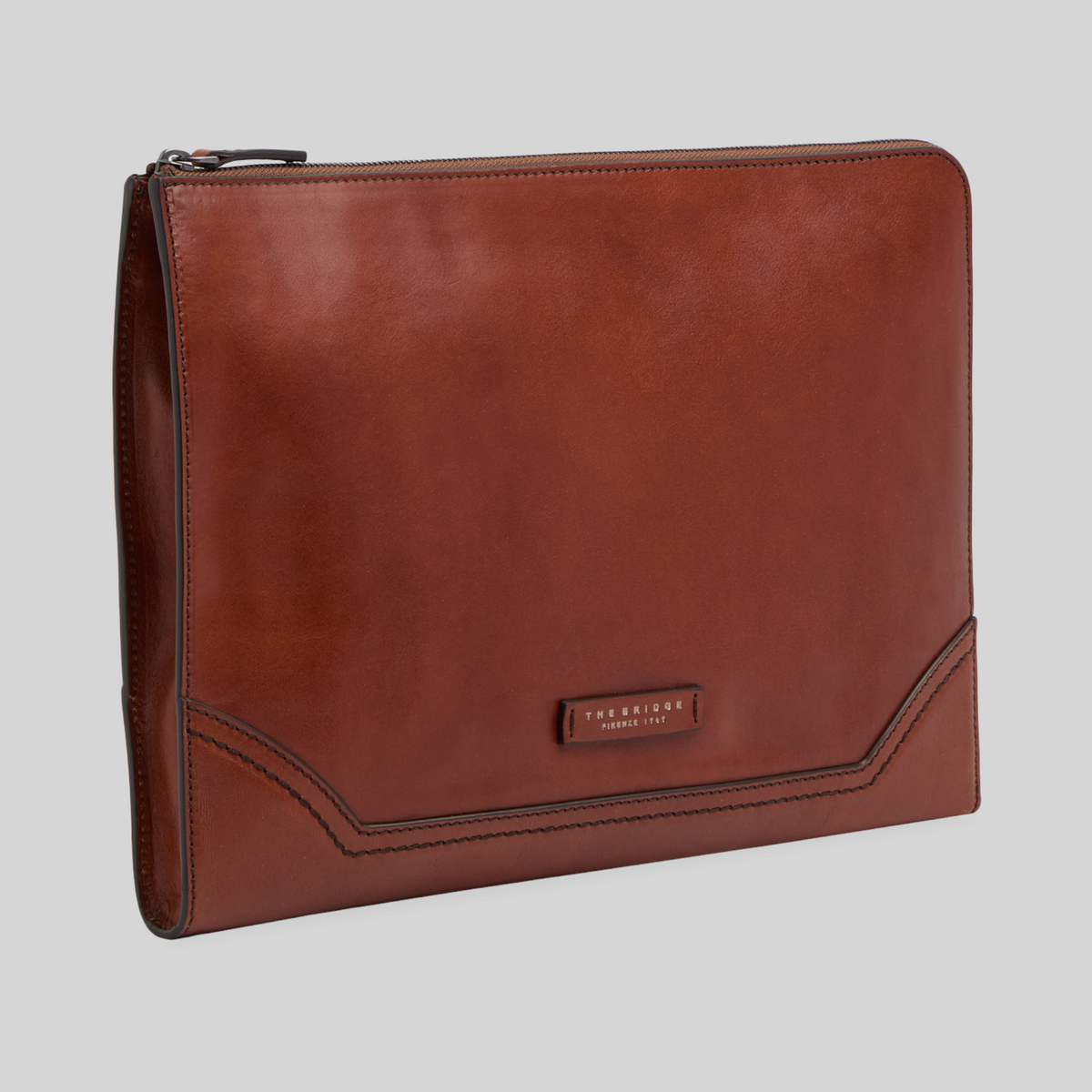 Portadocumenti LIBUTTI in pelle marrone con chiusura a zip e design minimalista artigianale