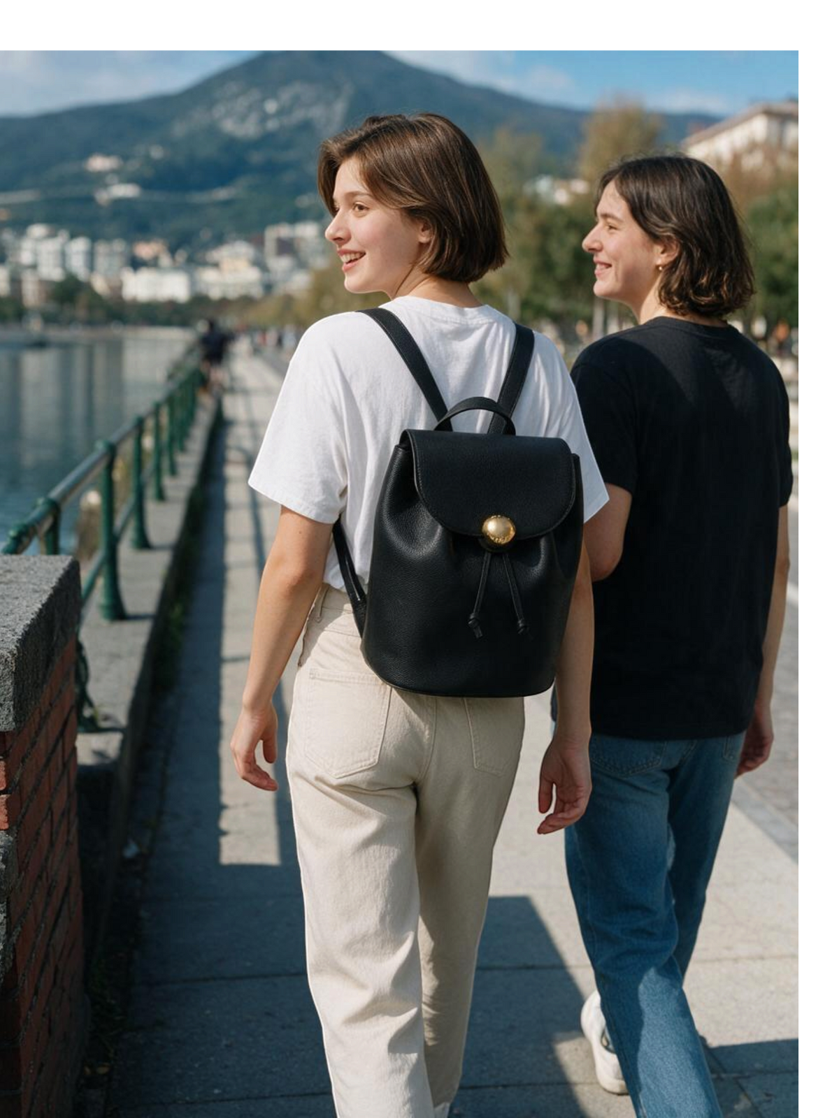 Zaino LIBUTTI Furla Moonlight S in pelle nera con chiusura a bottone dorato indossato da una ragazza all'aperto