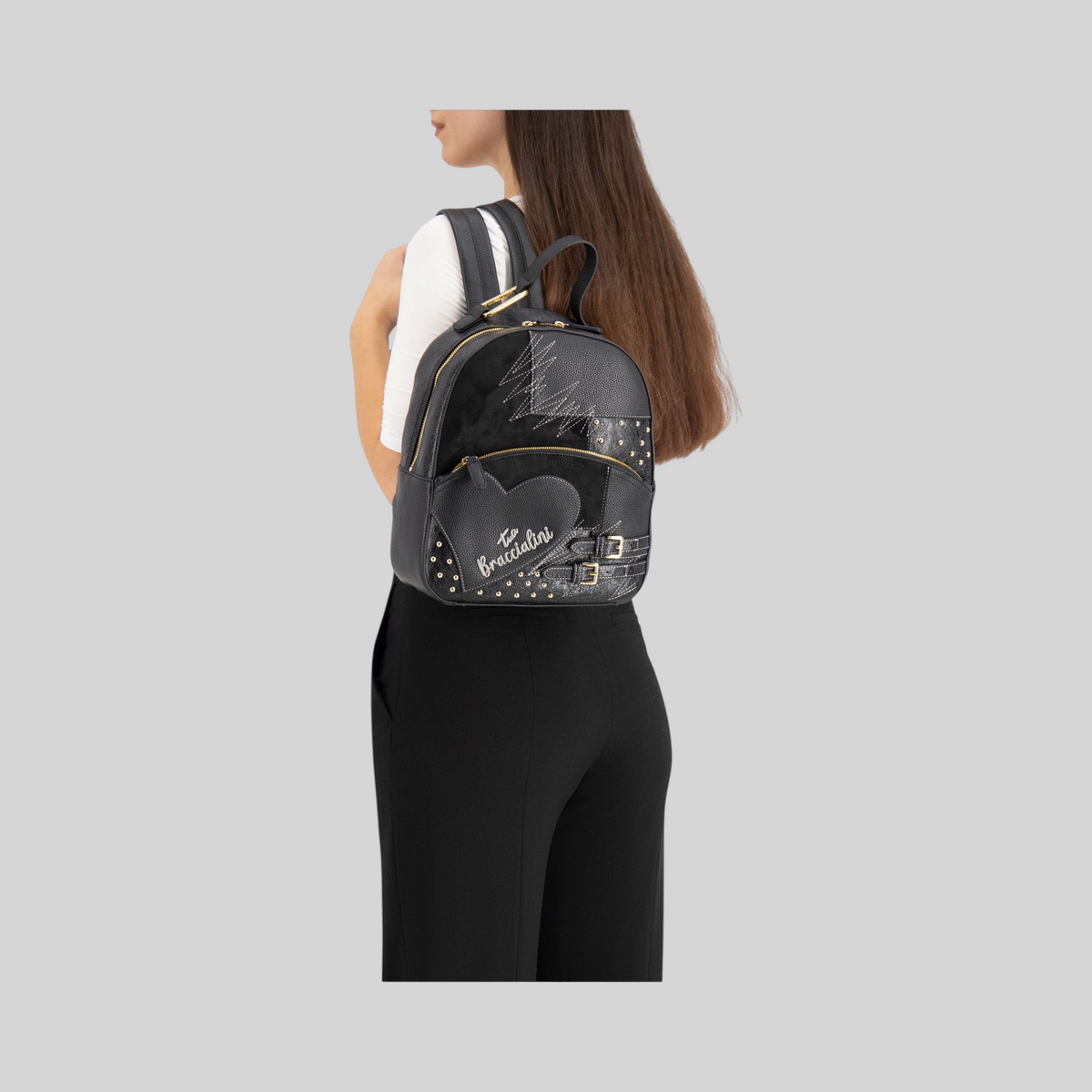 Zaino LIBUTTI Amy Patchwork nero in pelle e sintetico con dettagli dorati, borchie e design a cuore indossato