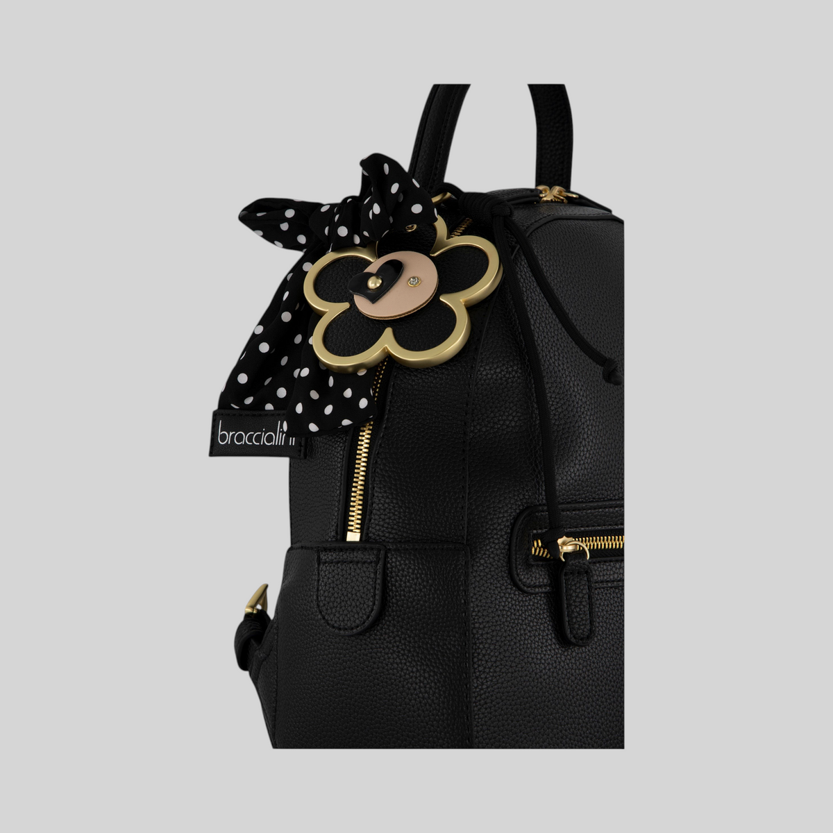 Zaino LIBUTTI Beth nero in ecopelle con ciondolo a forma di fiore dorato e foulard a pois bianco e nero