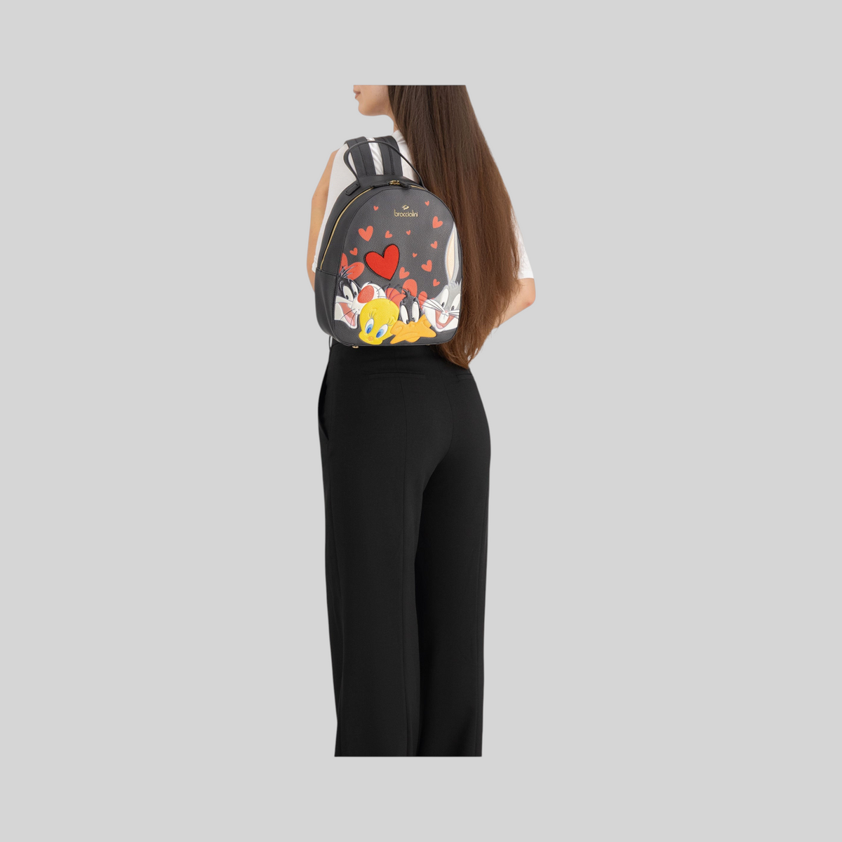 Zaino nero LIBUTTI con stampa Looney Tunes, Titti e Bugs Bunny, indossato da una modella su sfondo bianco