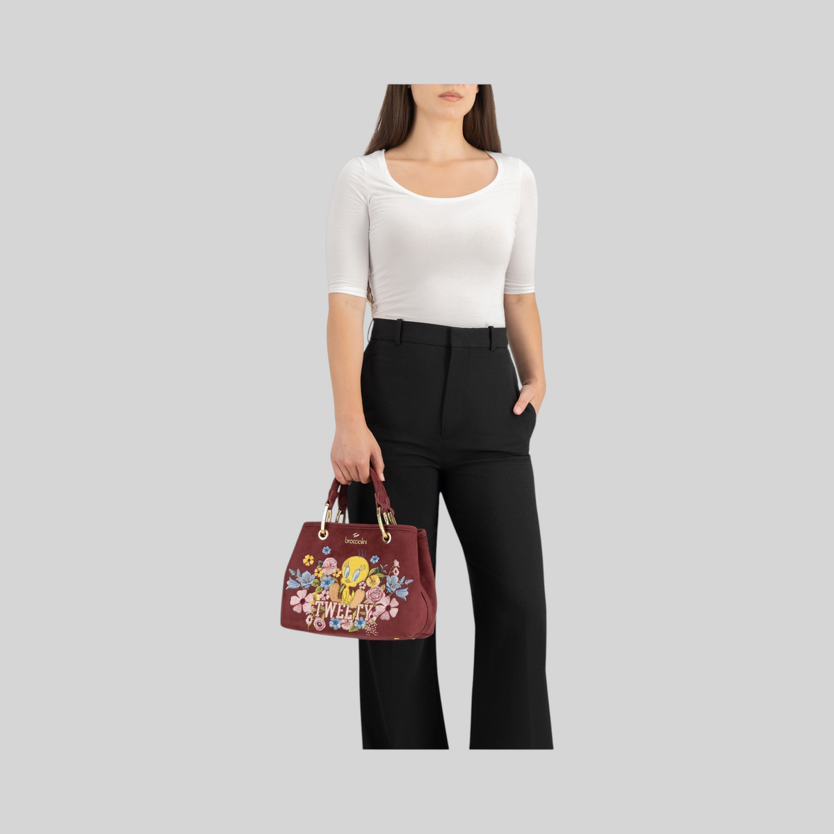 Borsa LIBUTTI Braccialini Beth bordeaux in suede con ricamo floreale di Titti e dettagli dorati indossata a mano