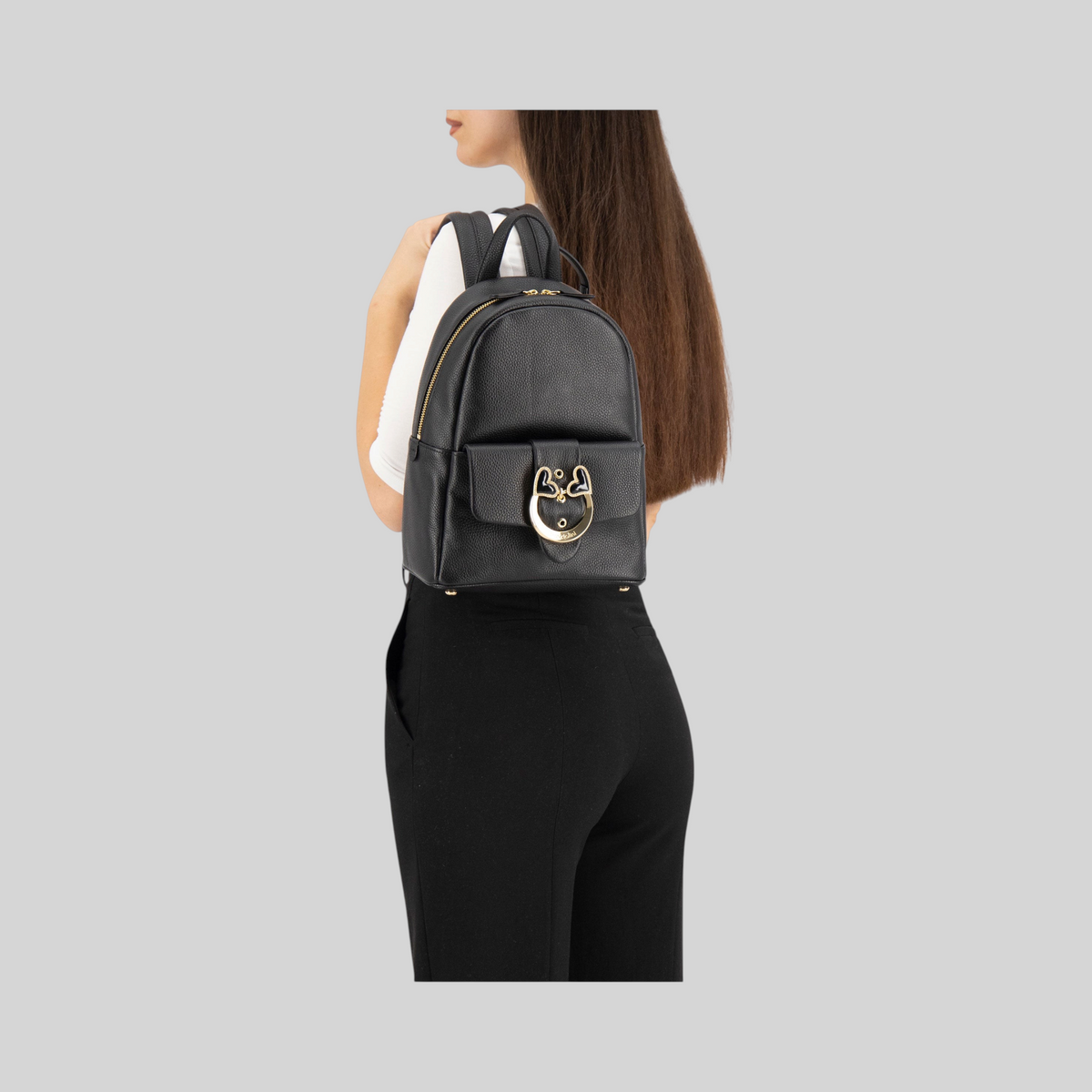 Zaino LIBUTTI linea Baroque in pelle nera con fibbia gioiello smaltata e dettagli dorati indossato da una modella
