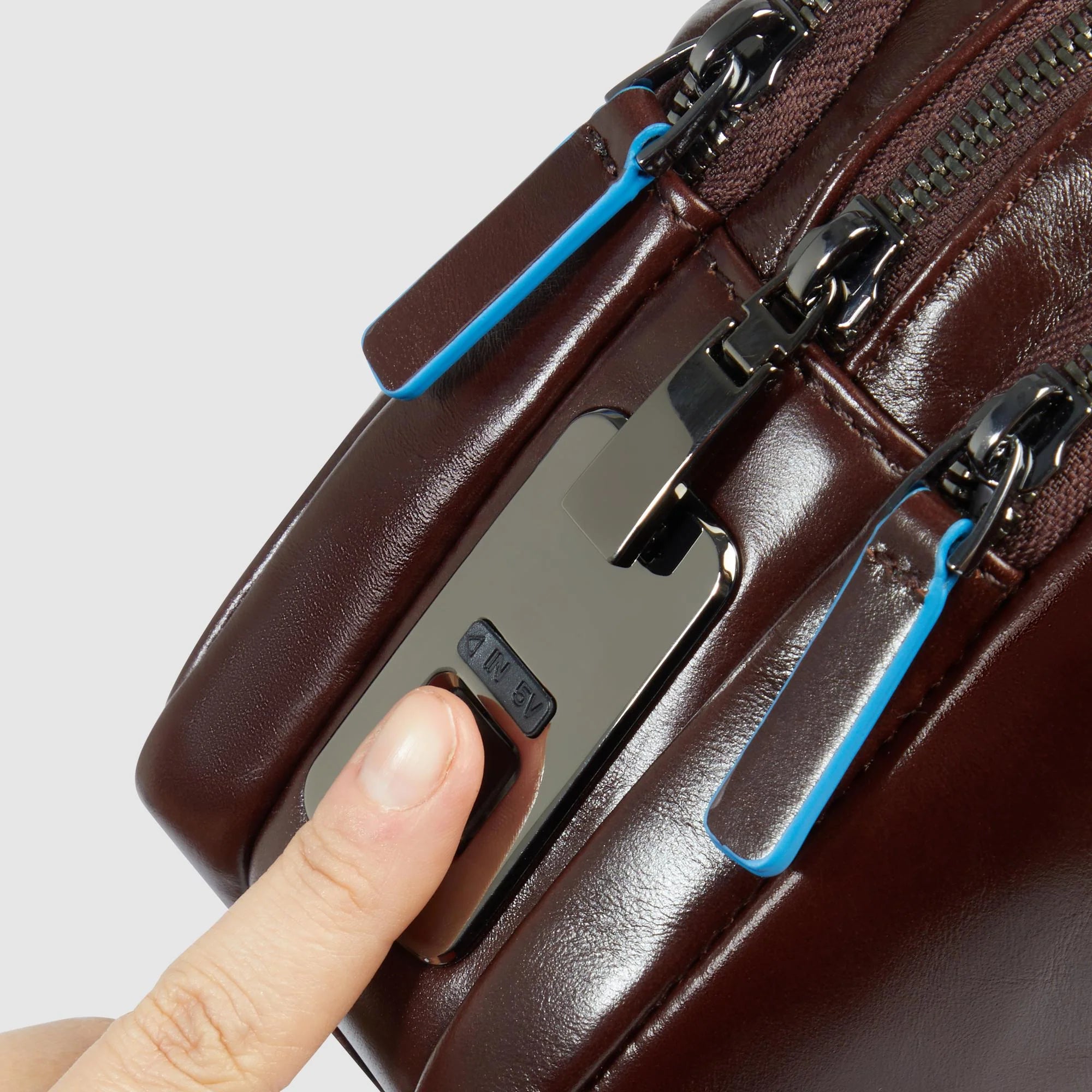Pochette uomo con chiusura a impronta digitale