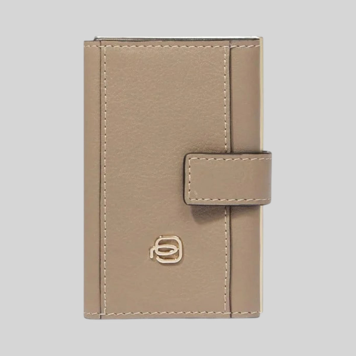 Portacarte LIBUTTI in pelle color tortora con chiusura a linguetta e logo metallico frontale, design minimalista.