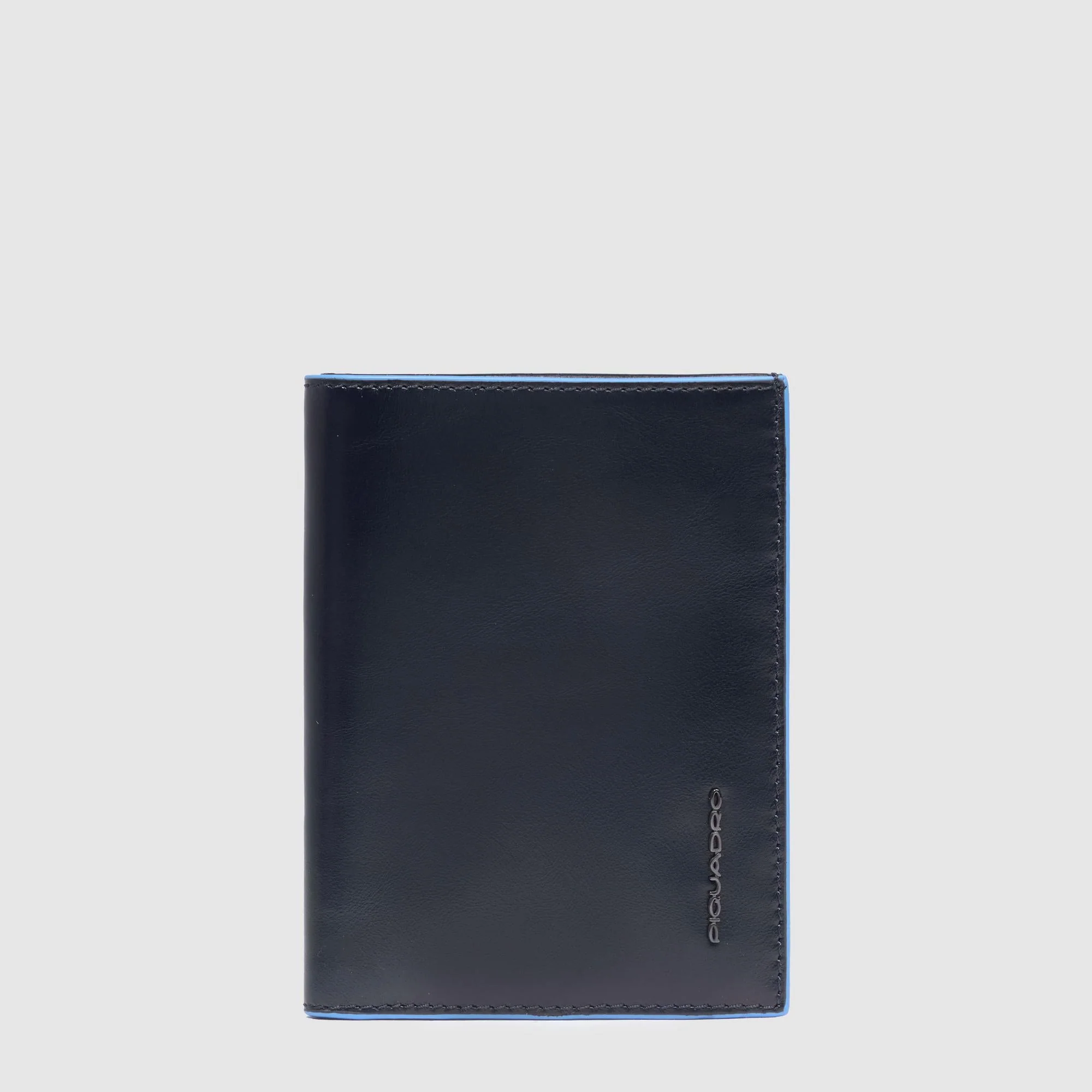 Portafoglio uomo verticale Piquadro in pelle nera con 9 slot per carte di credito, design sottile e compatto con finiture minimal e logo laterale.