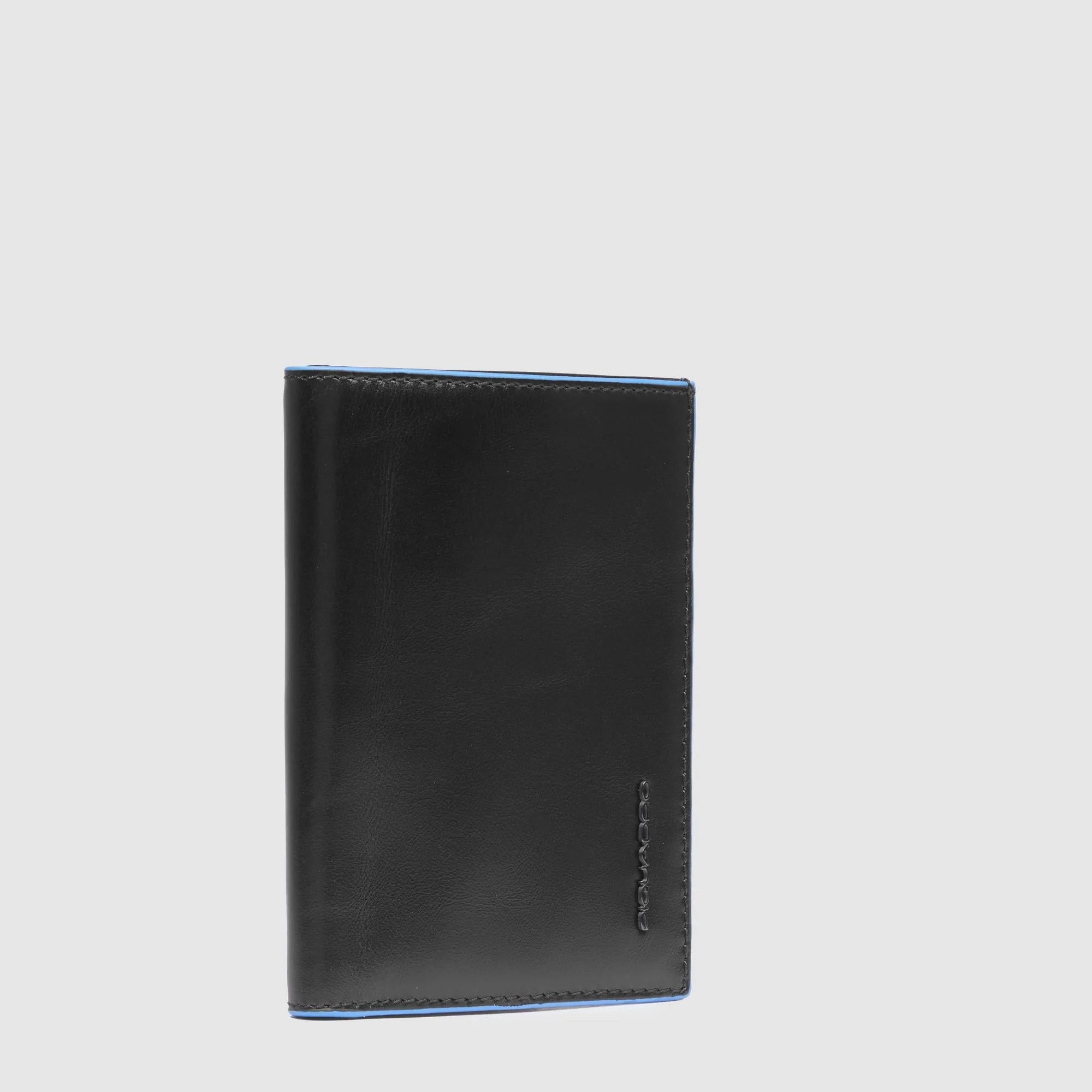 Portafoglio uomo verticale Piquadro in pelle nera con 9 slot per carte di credito, design sottile e compatto con finiture minimal e logo laterale.