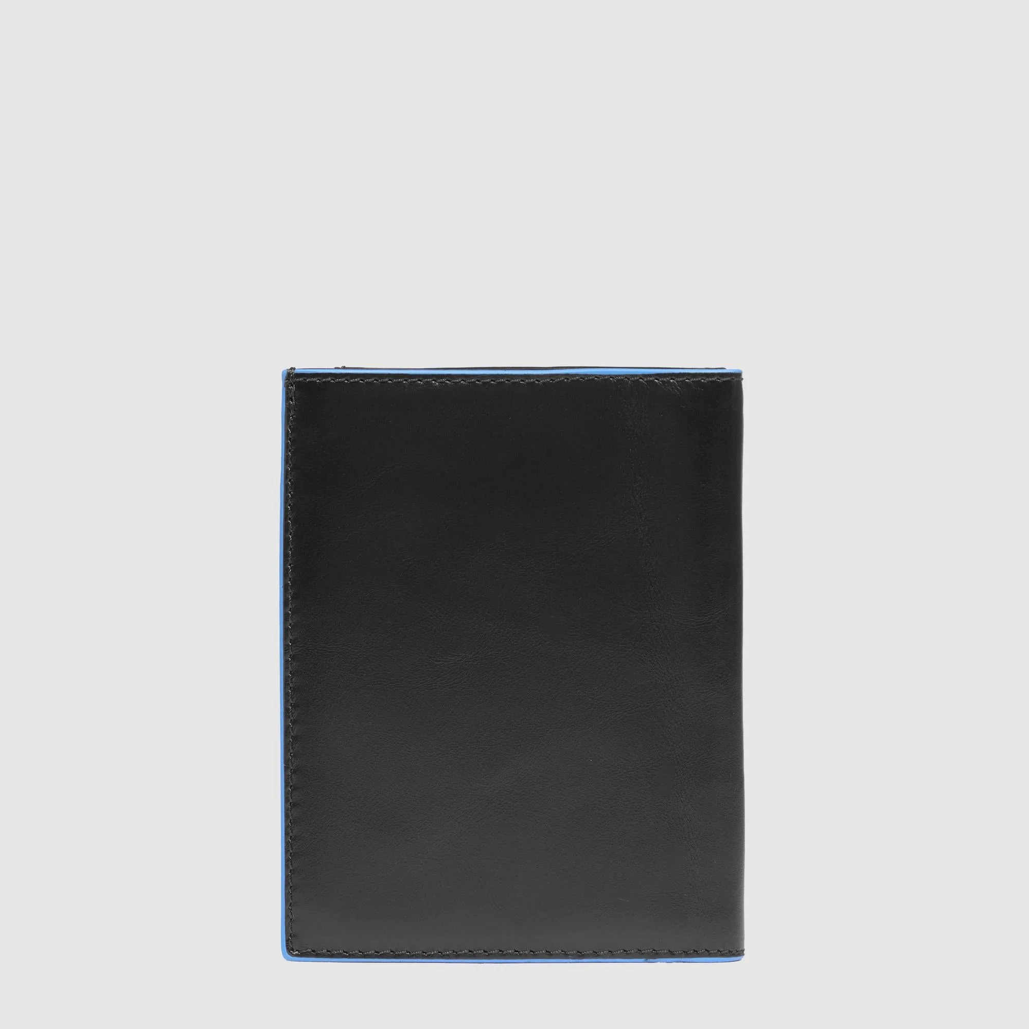 Portafoglio uomo verticale Piquadro in pelle nera con 9 slot per carte di credito, design sottile e compatto con finiture minimal e logo laterale.