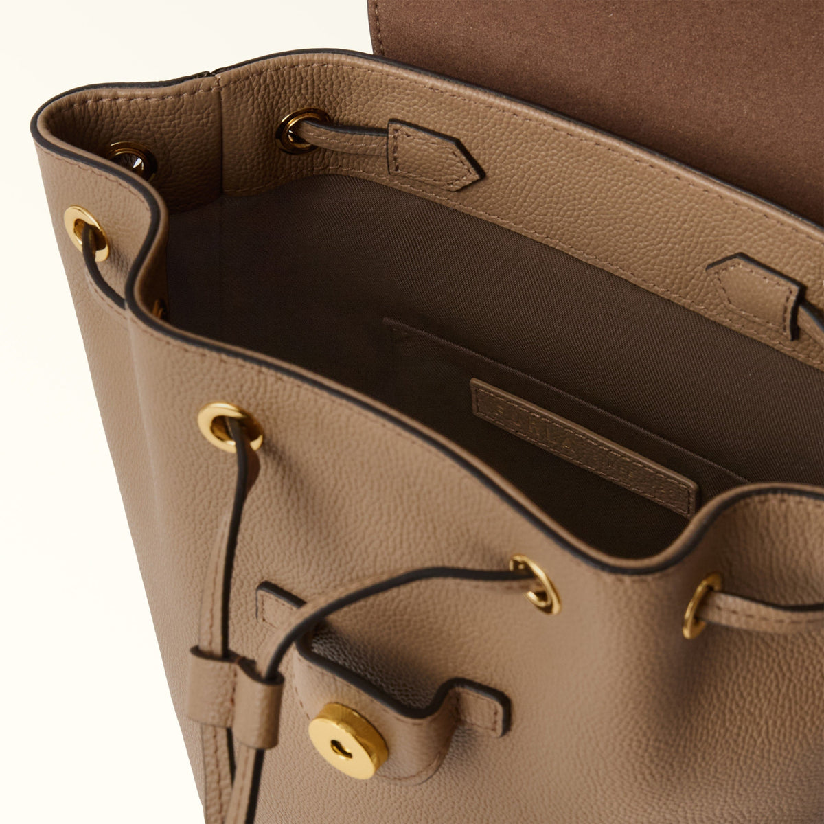 Interno dello zaino LIBUTTI Furla Moonlight S in pelle martellata color tortora con chiusura a coulisse e dettagli oro