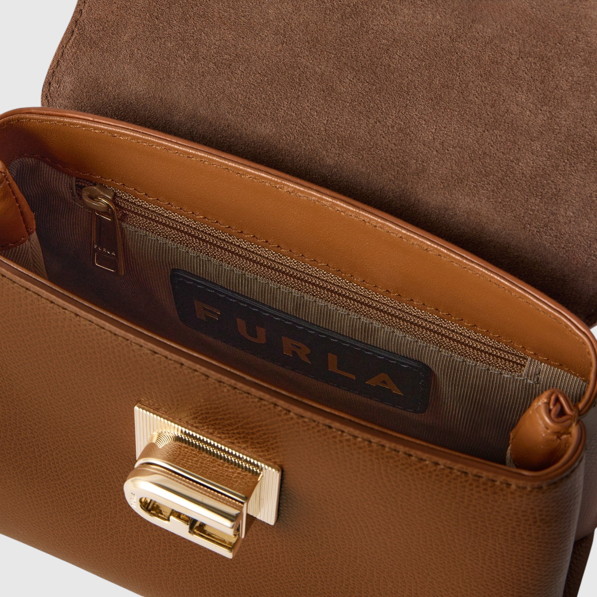 Interno della mini borsa LIBUTTI Furla 1927 in pelle marrone con chiusura a girello dorata e tasca interna con zip